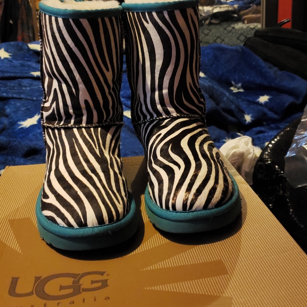 Ugg Zebra black/white with teal color sole